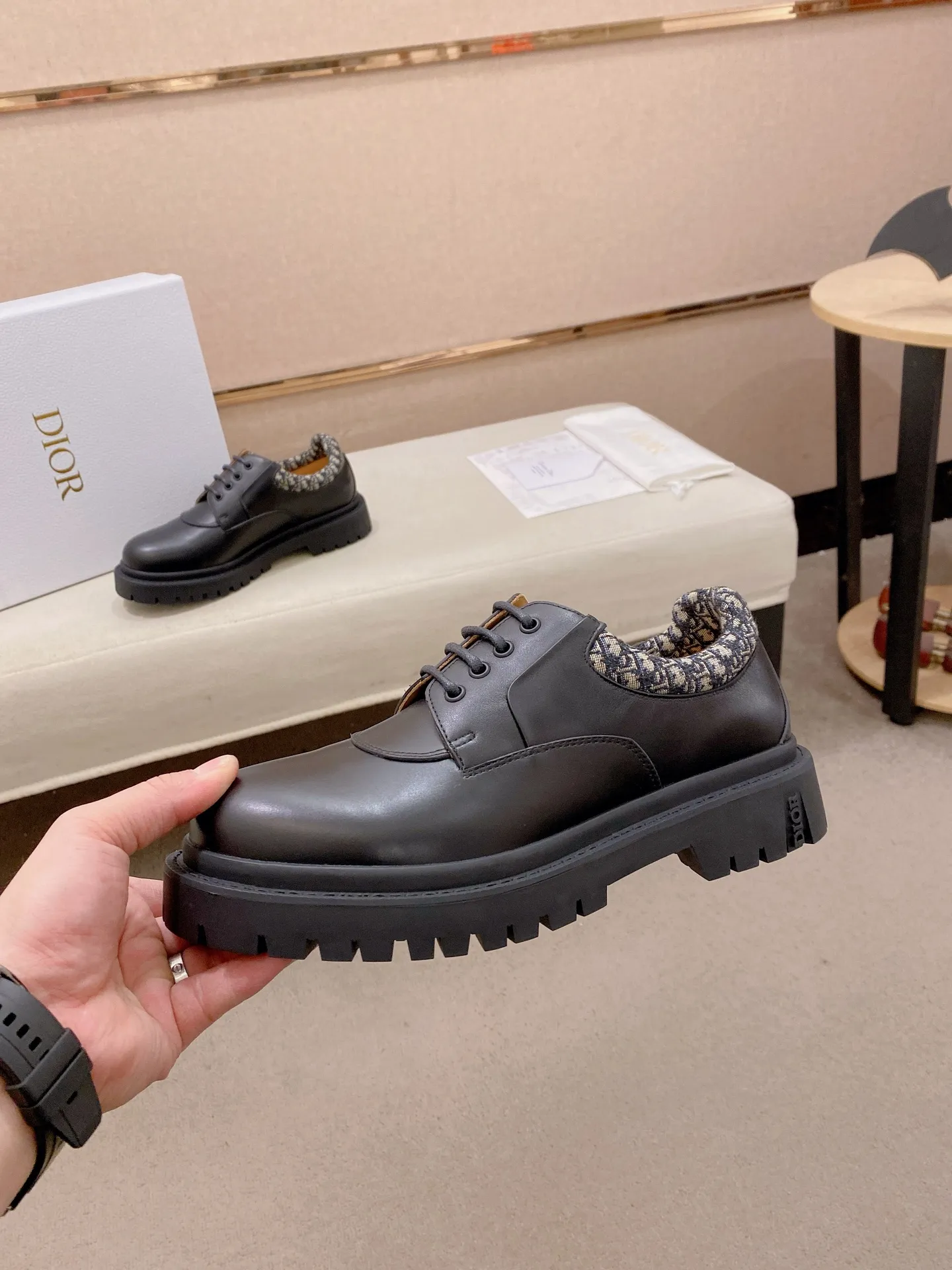 Factory price: 720💰Dior 25 latest men's old-money style leather shoes. They are definitely this year's big hit. They are very good-looking. Simple upper design. Presbyopia embellishment that is highly brand-recognizable. Full of details. The upper foot is grand and the legs are slim. This is just the right thing. Instantly heightens the height. A proper height-increasing tool. The upper is made of imported calfskin. The lining is mixed sheepskin. The original combination rubber outsole. Code number: 39-44. Customized45